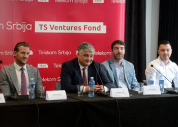 Beograd, 23. juna 2022.- Sleva nadesno: Direktor  TS Ventures fonda Davor Sakac, generalni direktor Telekoma Srbija Vladimir Lucic, clan strucnog tima TS Ventures fonda Janko Micic i Djordje Jevtic osnivac startapa OtaSync, dobitnik investicije  na  konferenciji za medije povodom prve investicije TS Ventures fonda, prvog korporativnog kapital fonda osnovanog od strane kompanije Telekom Srbija.FOTO TANJUG/ JADRANKA ILIC/ nr